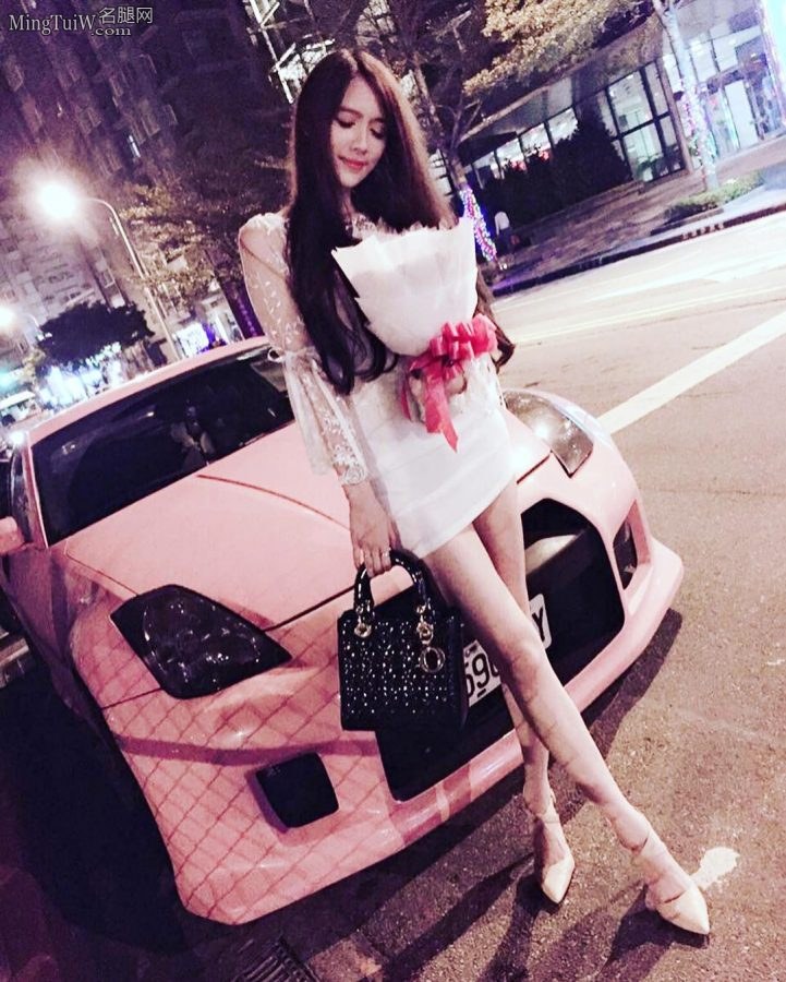 翁子涵豪车+美腿不要做选择全都要(15/32)