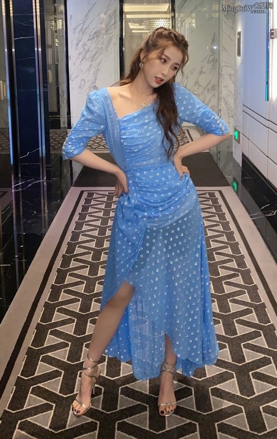 超甜的小仙女虞书欣美足穿性感高跟鞋(4/5)