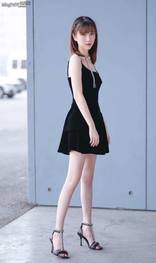 90后美女主持张纯烨顺滑白嫩的小细腿(4/5)