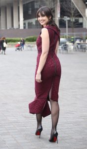英国模特Daisy Lowe紫裙黑丝配红底细高跟优雅走来