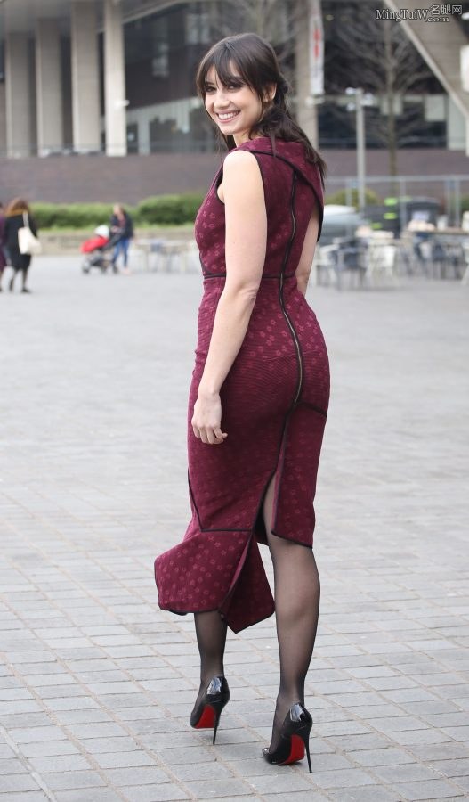 英国模特Daisy Lowe紫裙黑丝配红底细高跟优雅走来（第6张/共7张）