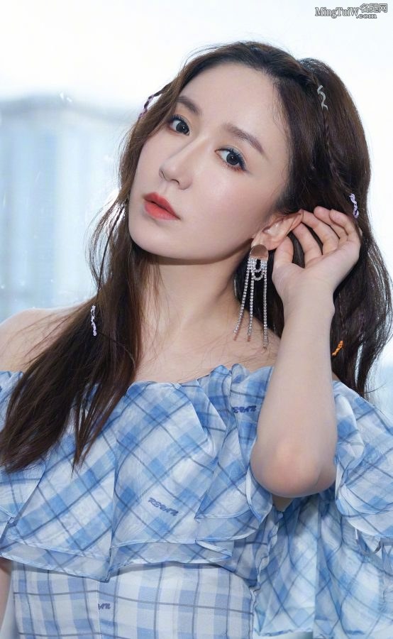 娄艺潇穿超短裙露美肩秀好身材大长腿(8/11)