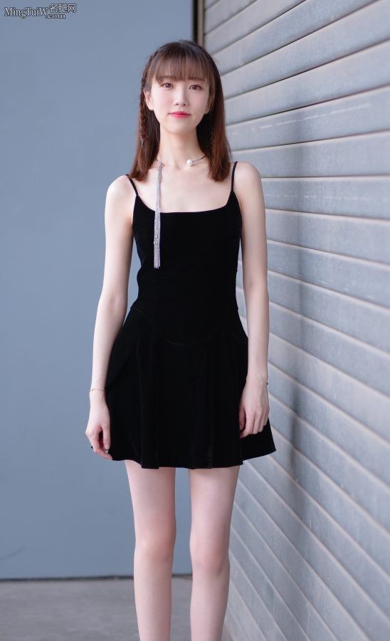 90后美女主持张纯烨顺滑白嫩的小细腿(5/5)