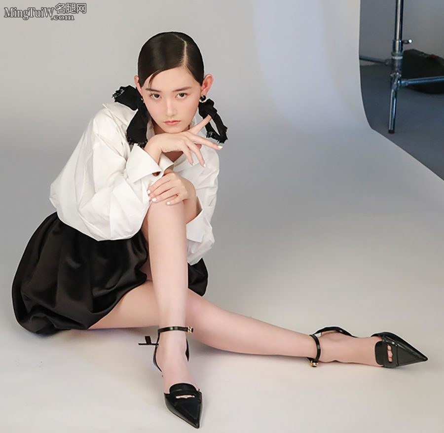 蒋依依白衬衫小短裙美腿细滑(2/4)