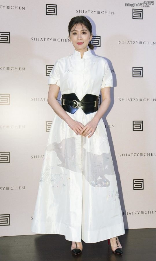 成熟气质女星贾静雯脚踩细高跟大气现身(2/7)