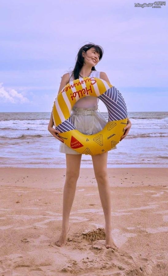 阚清子海边光腿光脚清新自然(1/3)