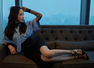 《爱情公寓》胡一菲扮演者娄艺潇的美腿高跟 这条黑裙很有设计感