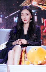 杨幂穿西装上衣展示美好长腿 这双高跟鞋想收藏