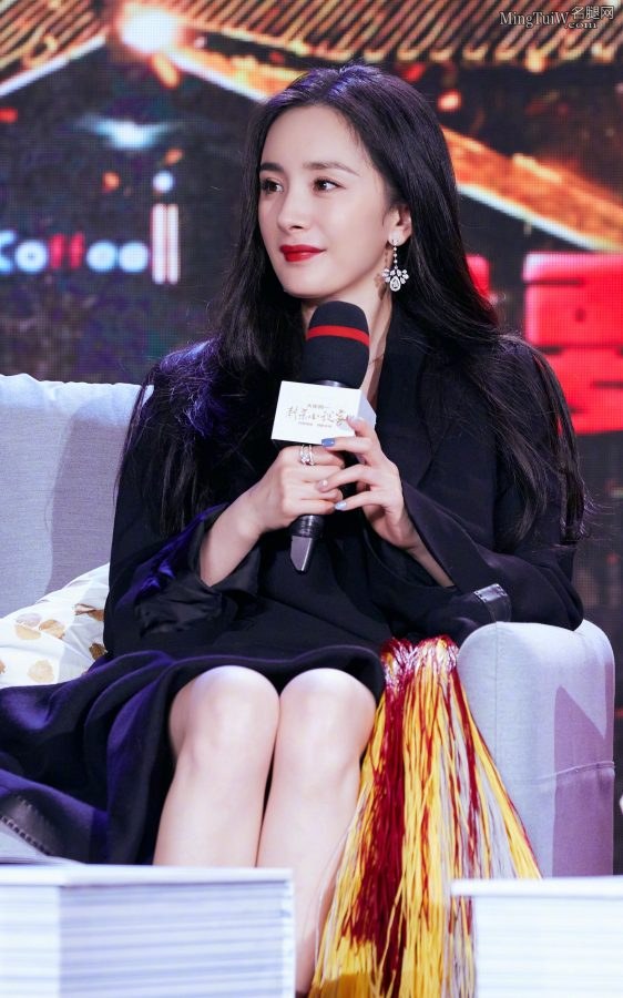 杨幂穿西装上衣展示美好长腿 这双高跟鞋想收藏(11/11)