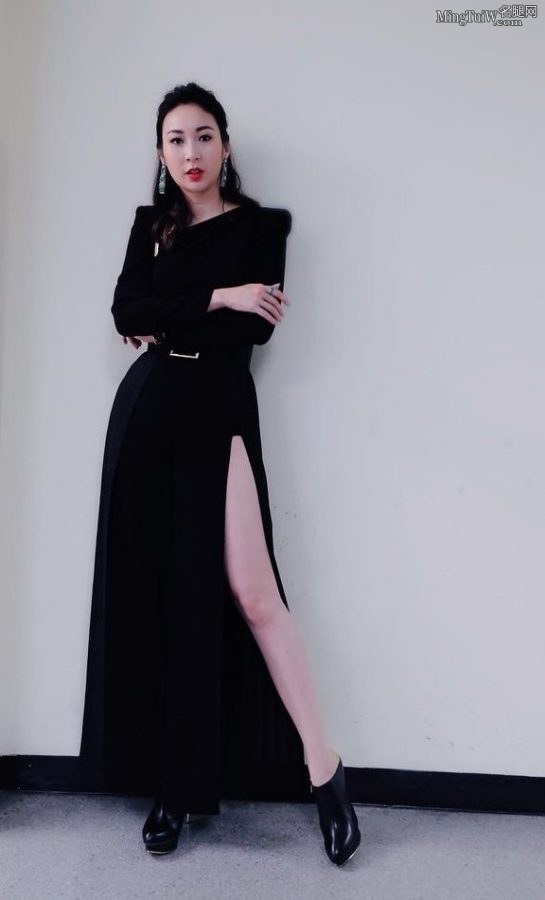 庄思敏高开衩裙美腿白滑(1/5)