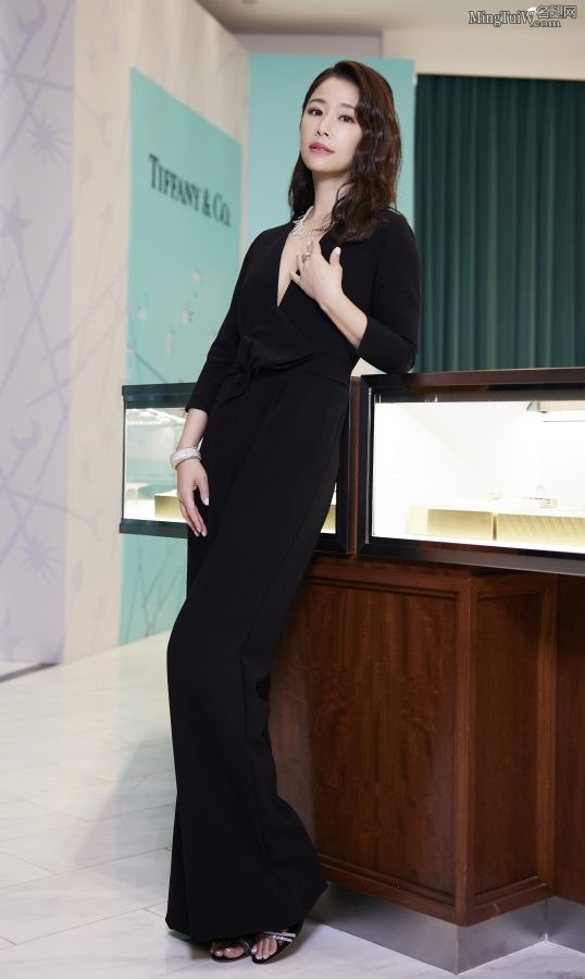 40多岁女星林心如玉足白皙细滑(2/4)