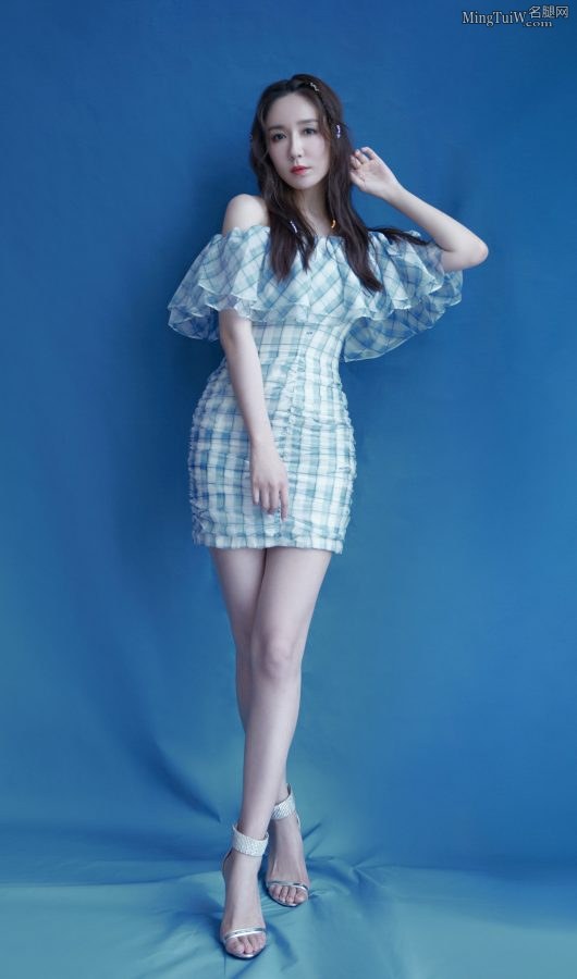娄艺潇穿超短裙露美肩秀好身材大长腿(2/11)