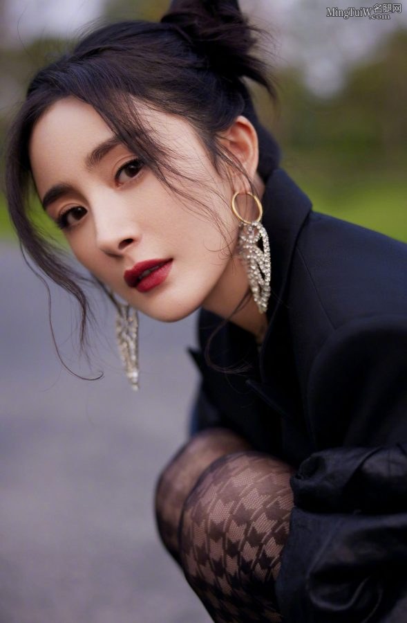 杨幂上《王牌对王牌》美腿上穿了黑色网格丝袜(10/12)