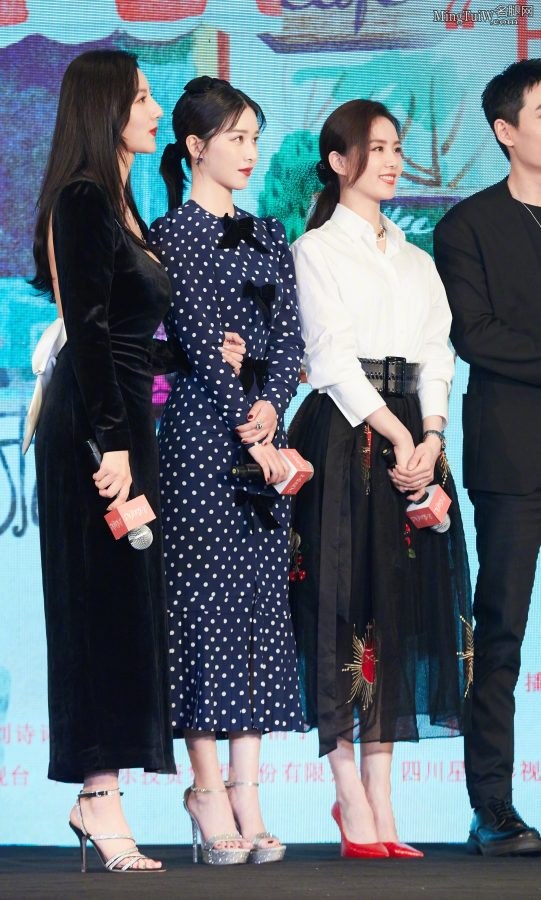 陈米麒、阚清子、刘诗诗出席《亲爱的自己》发布会 三双高跟脚都不错(1/2)