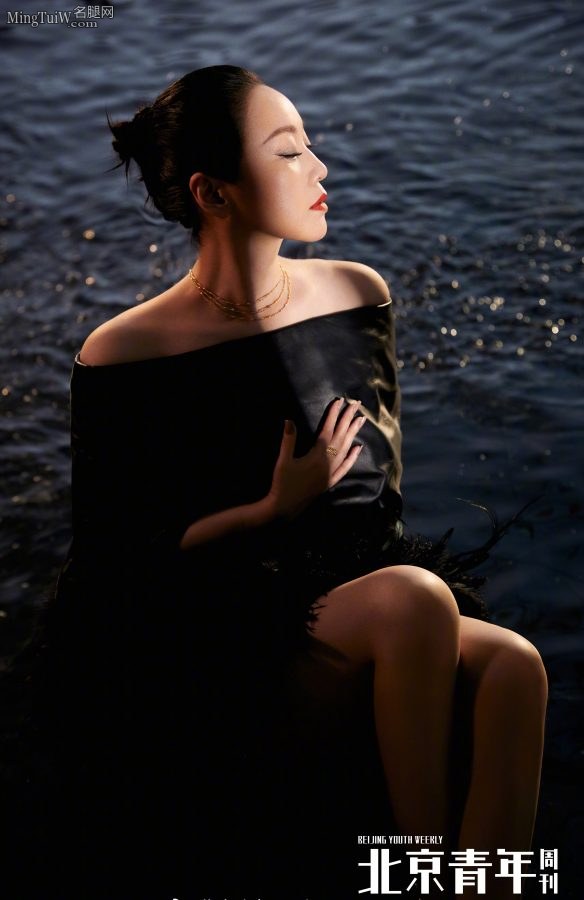 《北京青年》杂志闫妮美腿高跟写真(2/3)