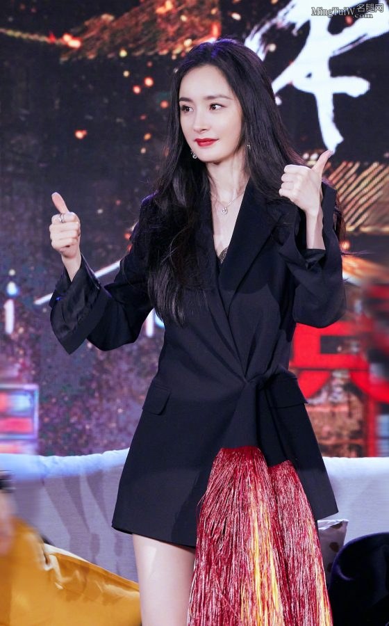 杨幂穿西装上衣展示美好长腿 这双高跟鞋想收藏(7/11)