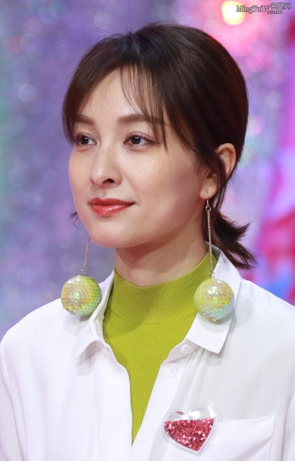 《爱in思谈》吴昕牛仔裤高跟鞋 还是应采儿的短裙大长腿带劲哦(4/9)