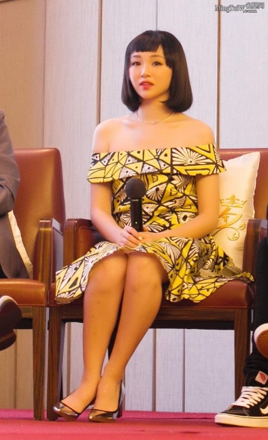 赵子琪、曦子、华萍出席宣传活动同排秀高跟腿(2/6)