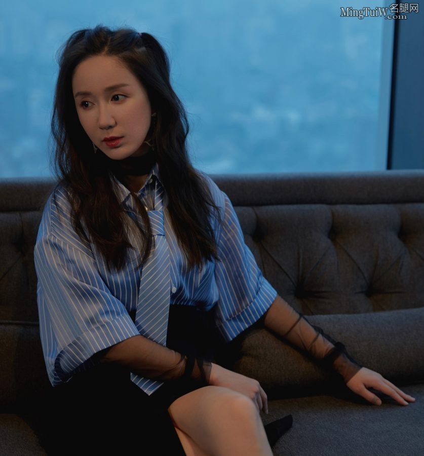 《爱情公寓》胡一菲扮演者娄艺潇的美腿高跟 这条黑裙很有设计感(3/6)