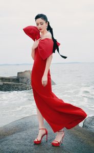 佟丽娅脚踩性感红色细跟凉高跟在海边拍写真（第1张/共5张）