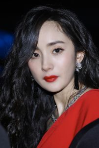 杨幂上台领奖喜欢她薄纱内纤细的长腿
