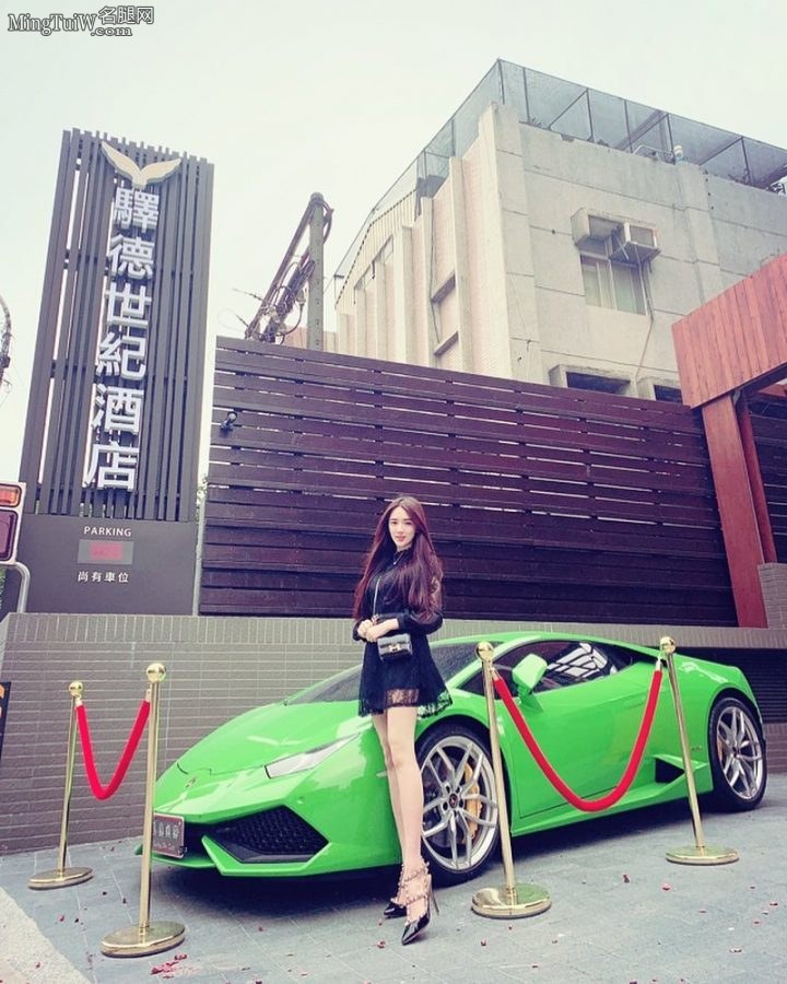 翁子涵豪车+美腿不要做选择全都要(20/32)
