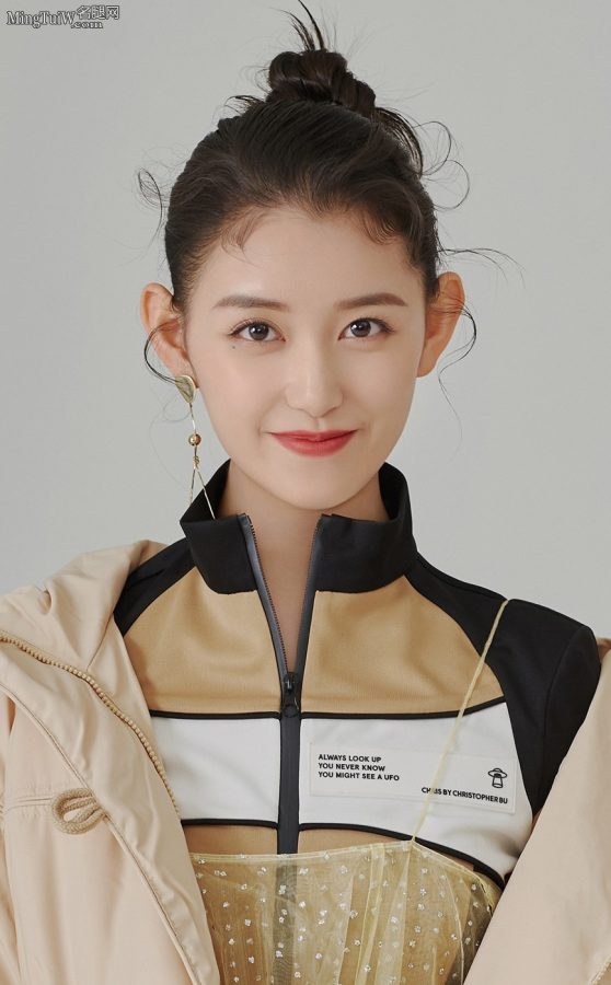 00后花季美少女蒋依依写真秀腿(2/4)