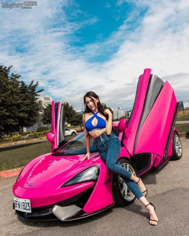 翁子涵豪车+美腿不要做选择全都要(31/32)