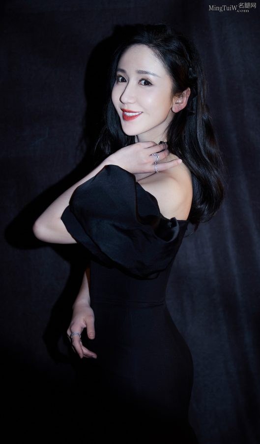 娄艺潇身穿低胸露肩黑裙搔首弄姿(6/10)