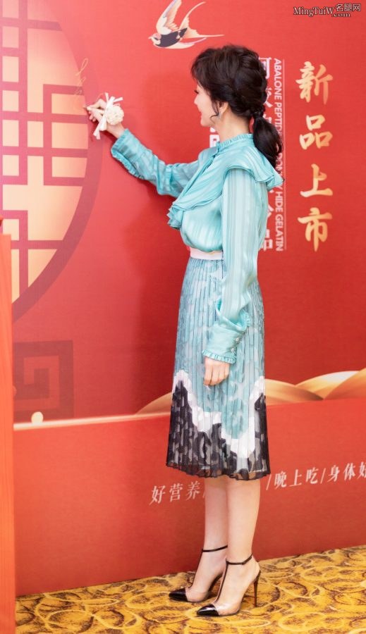 Zhao Yazhi puts on stilettos and endorses products again(3/4)