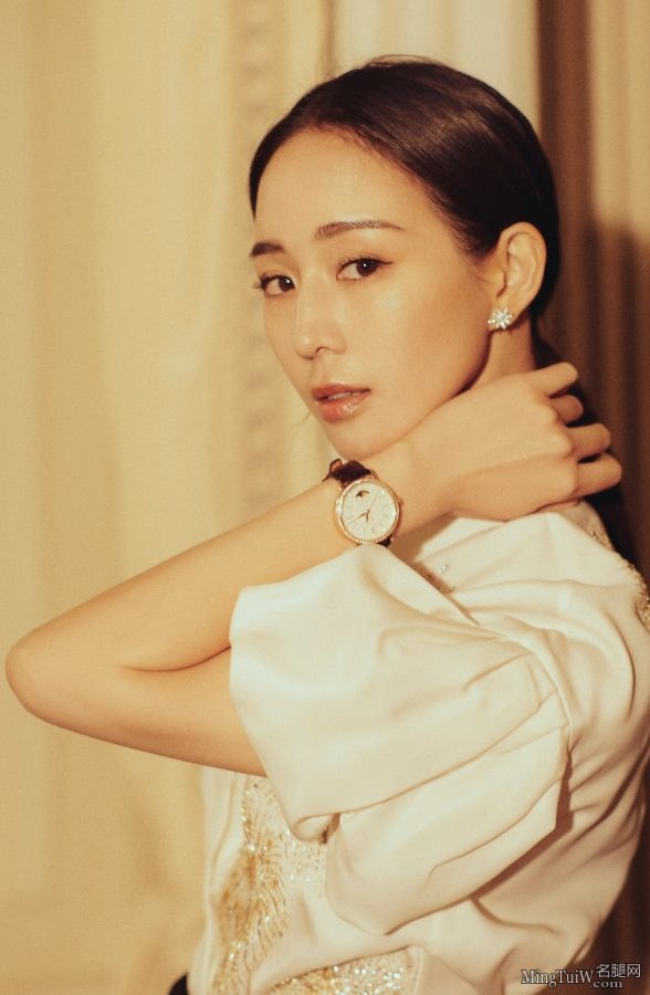 知性气质美女张钧甯开叉裙露美腿(4/4)
