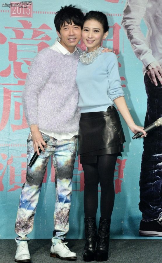女歌手戴佩妮短裙黑丝皮靴 这美腿《怎样》?(6/15)