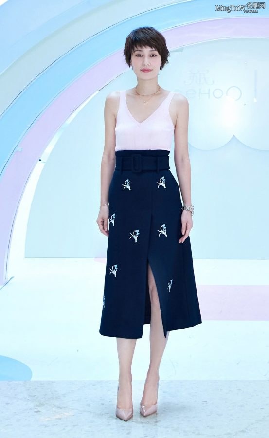 女明星马伊琍短发造型气质纯净美腿笔直(4/7)