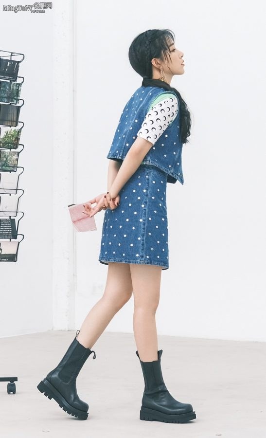 清甜少女阚清子细嫩玉腿穿短靴(6/12)