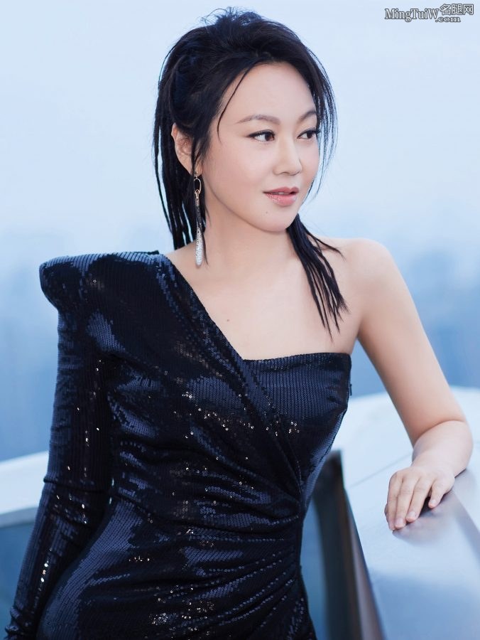 窈窕美女闫妮修身礼服展示魅力线条(3/5)
