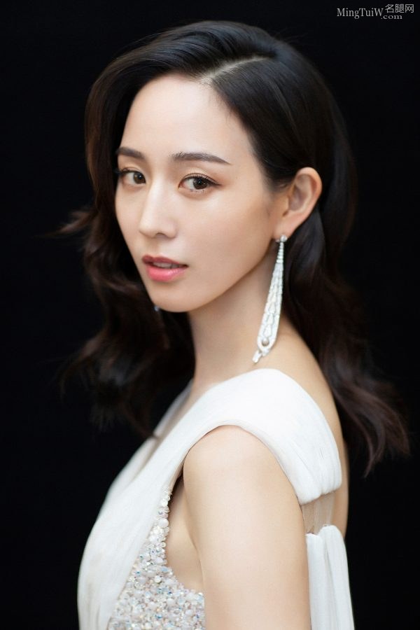 气质女明星张钧甯身穿深V露背礼服太仙儿了(5/9)