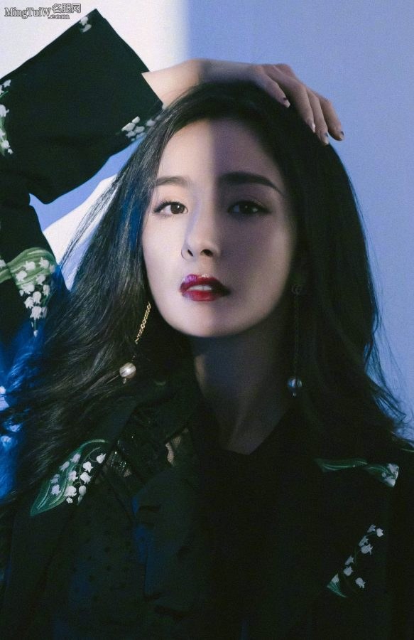杨幂姐录制上台讲脱口秀之前秀美腿(3/8)