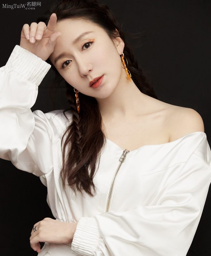 娄艺潇眼妆美艳脚穿凉高秀美腿玉足 这裙子的拉链也太方便了(2/3)