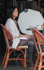 Lucy Liu在路边和咖啡时的丝袜美腿被拍