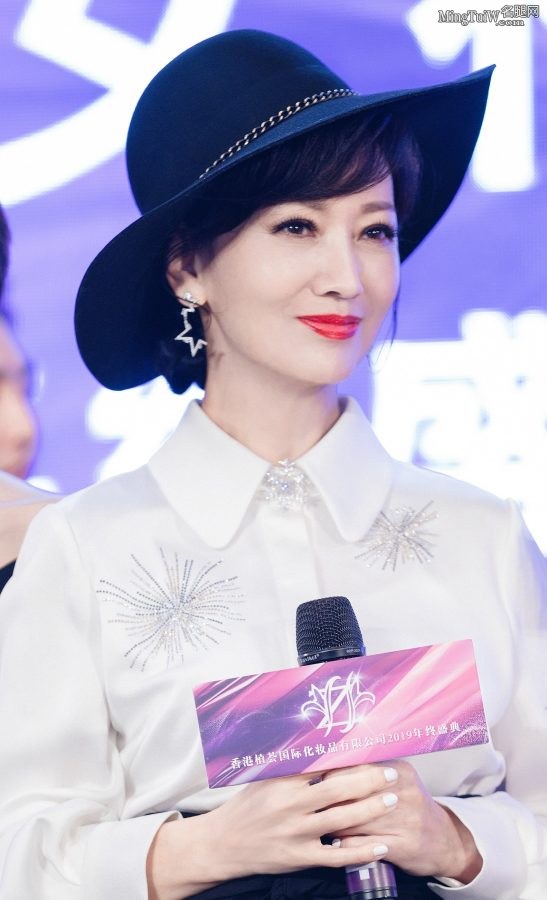 赵雅芝在沙发里坐姿优雅脚踩黑色恨天高足背真美(3/3)