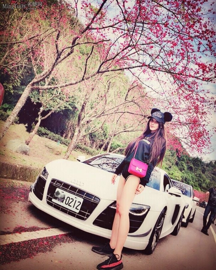 翁子涵豪车+美腿不要做选择全都要(8/32)