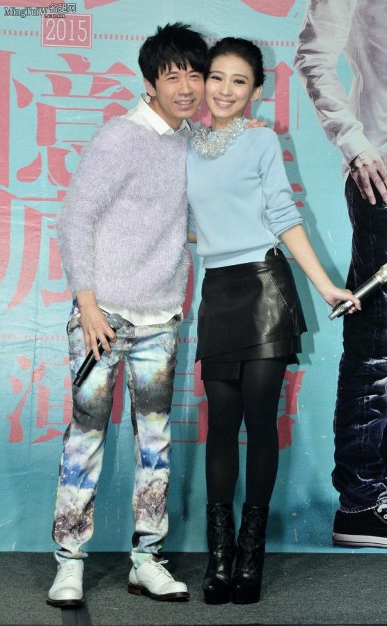 女歌手戴佩妮短裙黑丝皮靴 这美腿《怎样》?(4/15)