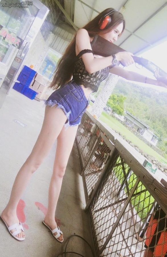 嫩模翁子涵小热裤大长腿(1/18)
