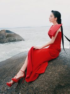 佟丽娅脚踩性感红色细跟凉高跟在海边拍写真（第2张/共5张）