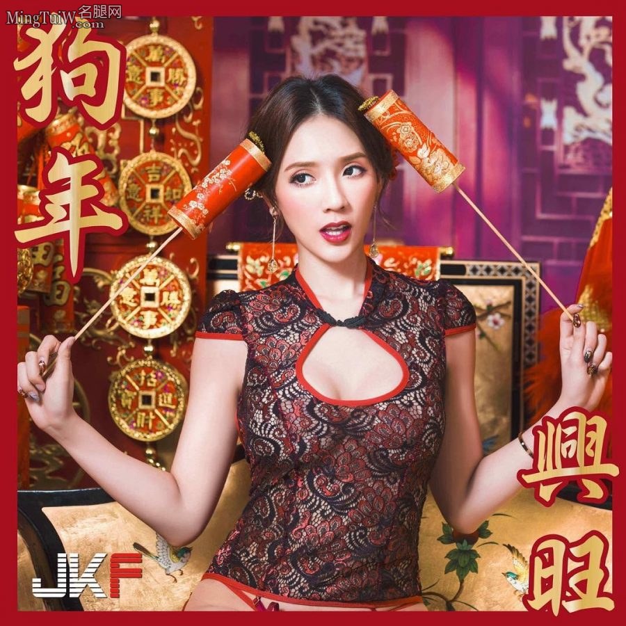 嫩模翁子涵性感小旗袍配黑丝袜祝你吉祥如意(4/7)