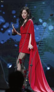 杨幂上台领奖喜欢她薄纱内纤细的长腿