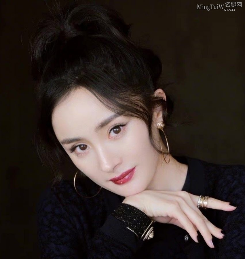 女明星杨幂美腿穿长靴小模样太好看了(8/9)