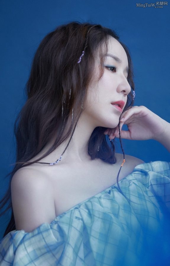 娄艺潇穿超短裙露美肩秀好身材大长腿(6/11)