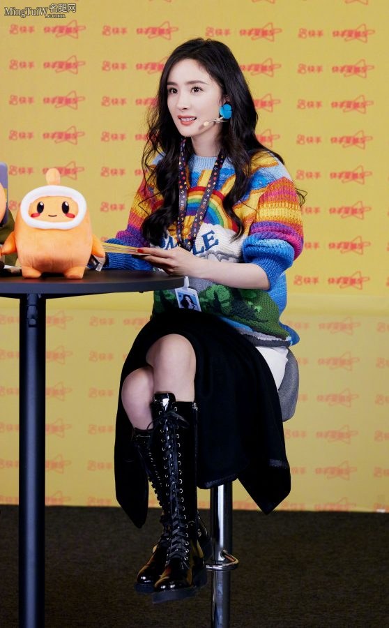 Yang Mi sat on a high chair with her legs crossed and covered with clothes to prevent exposure. Finally, she put on a pair of cool high heels, which was too sexy.(1/10)