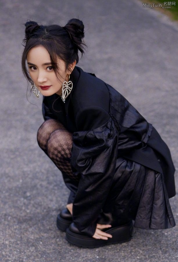 杨幂上《王牌对王牌》美腿上穿了黑色网格丝袜(8/12)